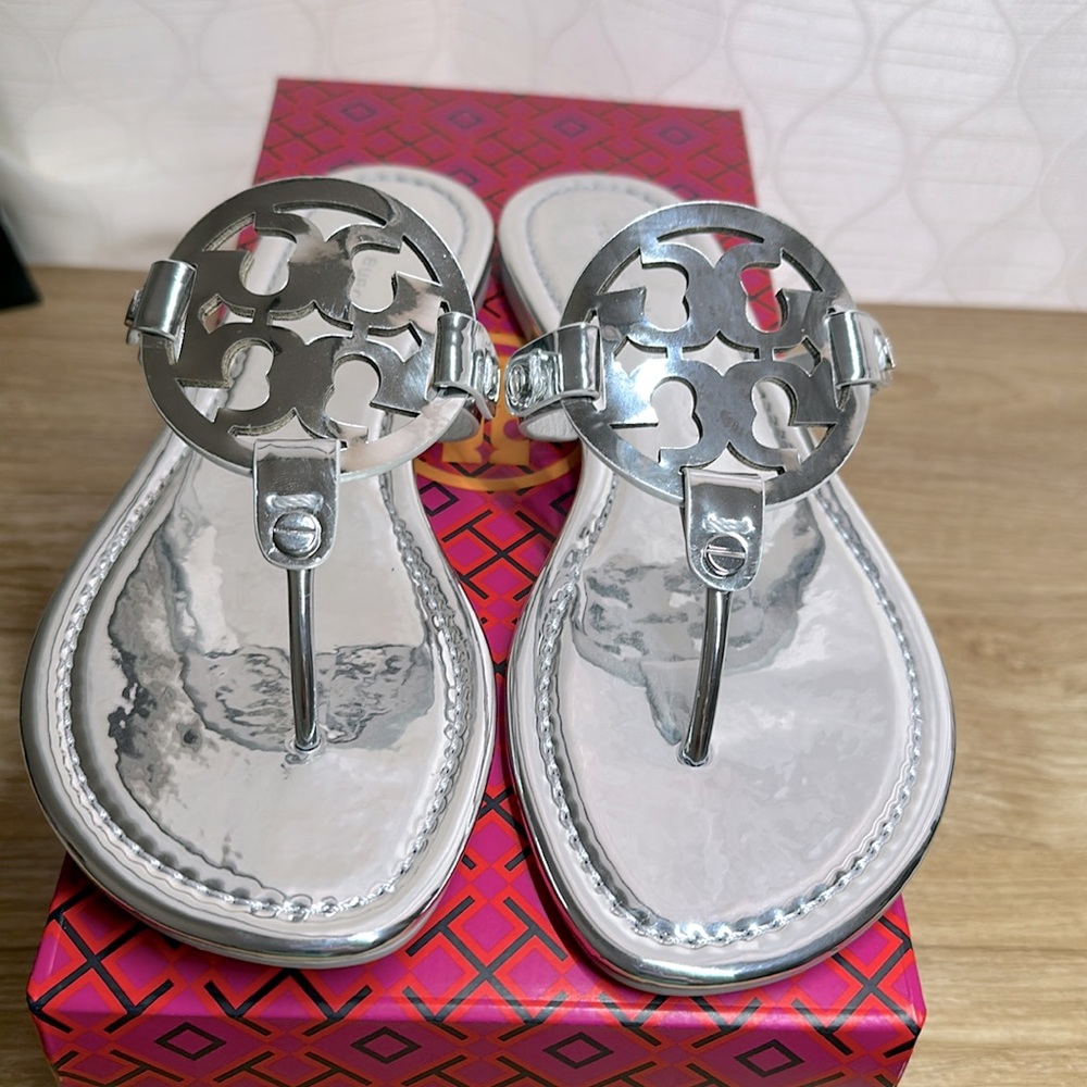 Tory Burch TB Miller Metallic Sandals Argento Mirror Silver Logo Thong .